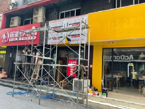 福贡制作广告招牌如何避免它发黄？